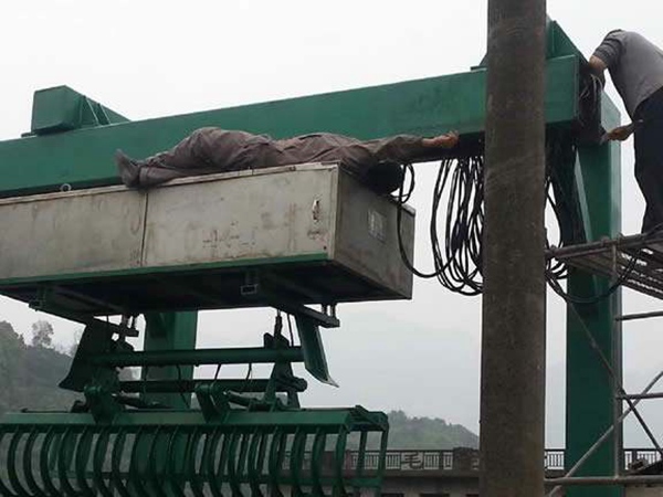 抓斗清污機(jī)廠家